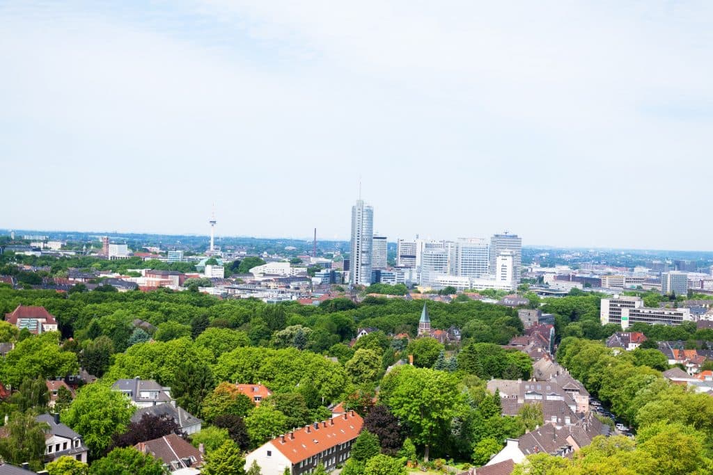 Die Skyline der Ruhrgebietsstadt Essen im Frühling.